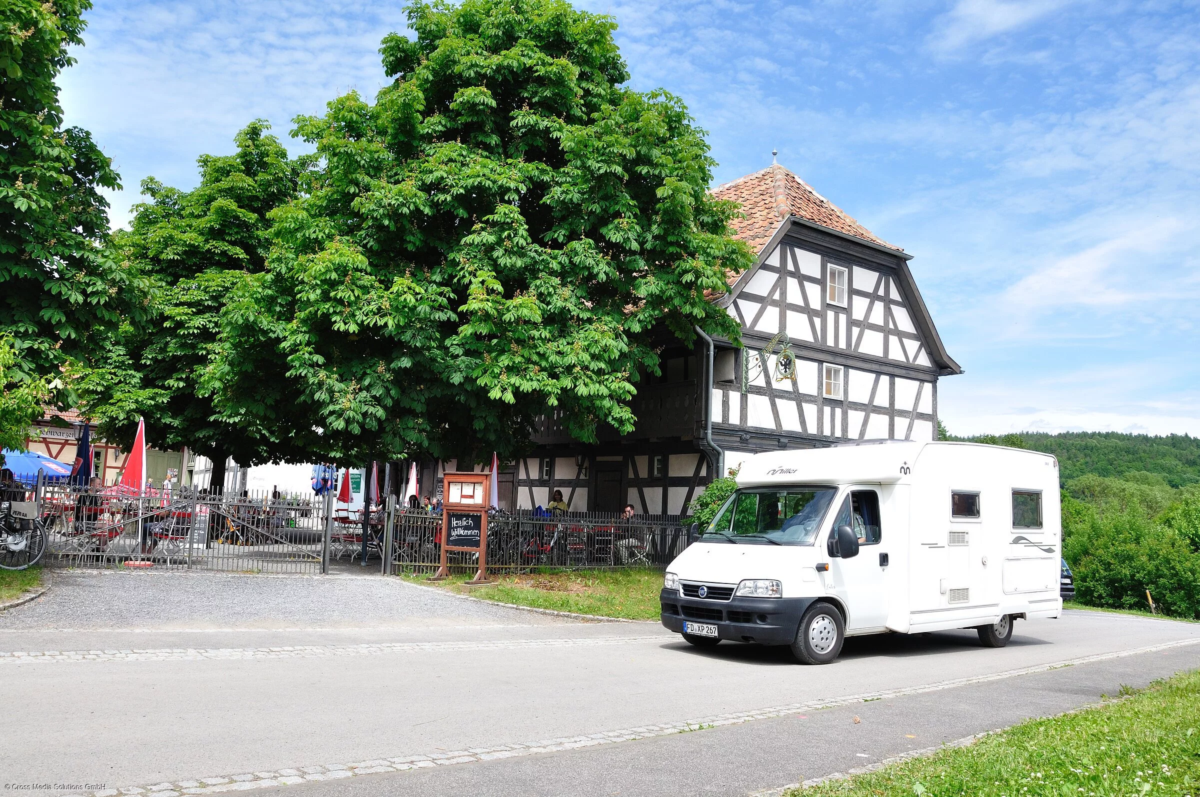 Wohnmobil vor dem Fränkischen Freilandmuseum (Fladungen, Rhön)