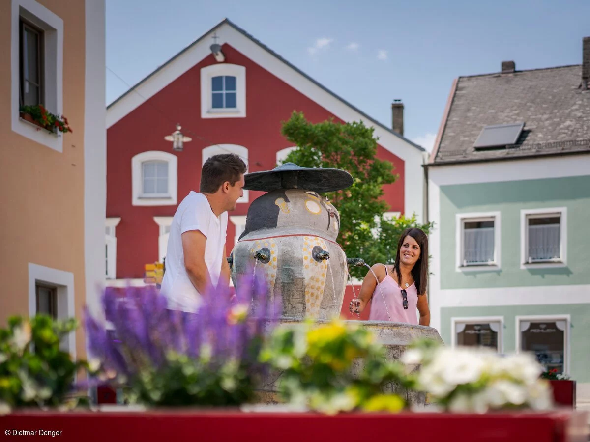 Rathaus & Chinesenbrunnen (Dietfurt, Naturpark Altmühltal)