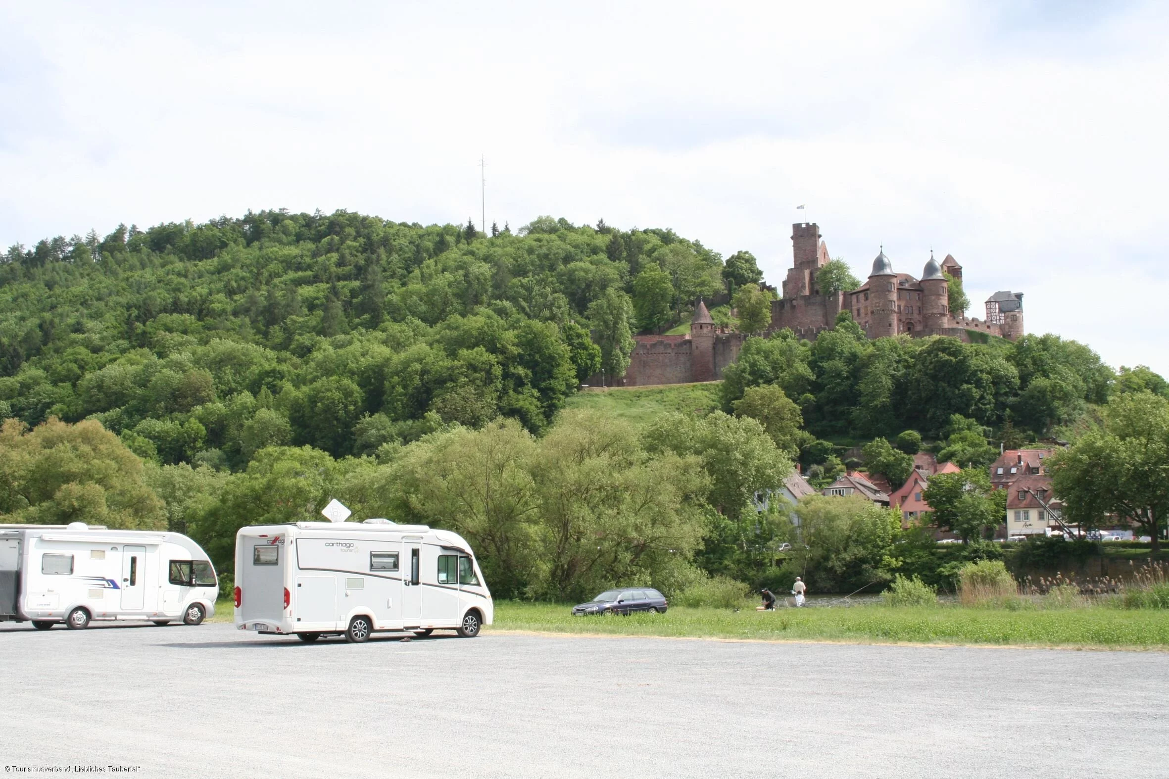 Wohnmobilstellplatz Kreuzwertheim mit Blick auf die Burg Wertheim