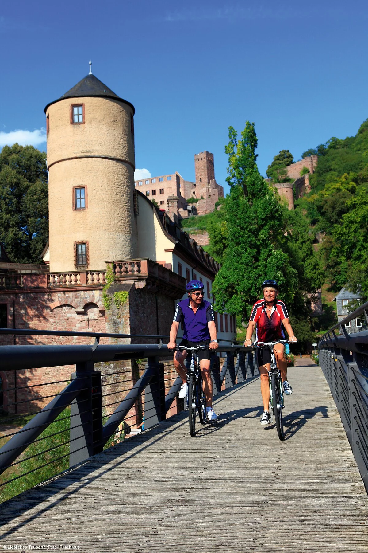 Radfahrer auf der Tauberbruecke vor dem Rathaus (Wertheim/Liebliches Taubertal)