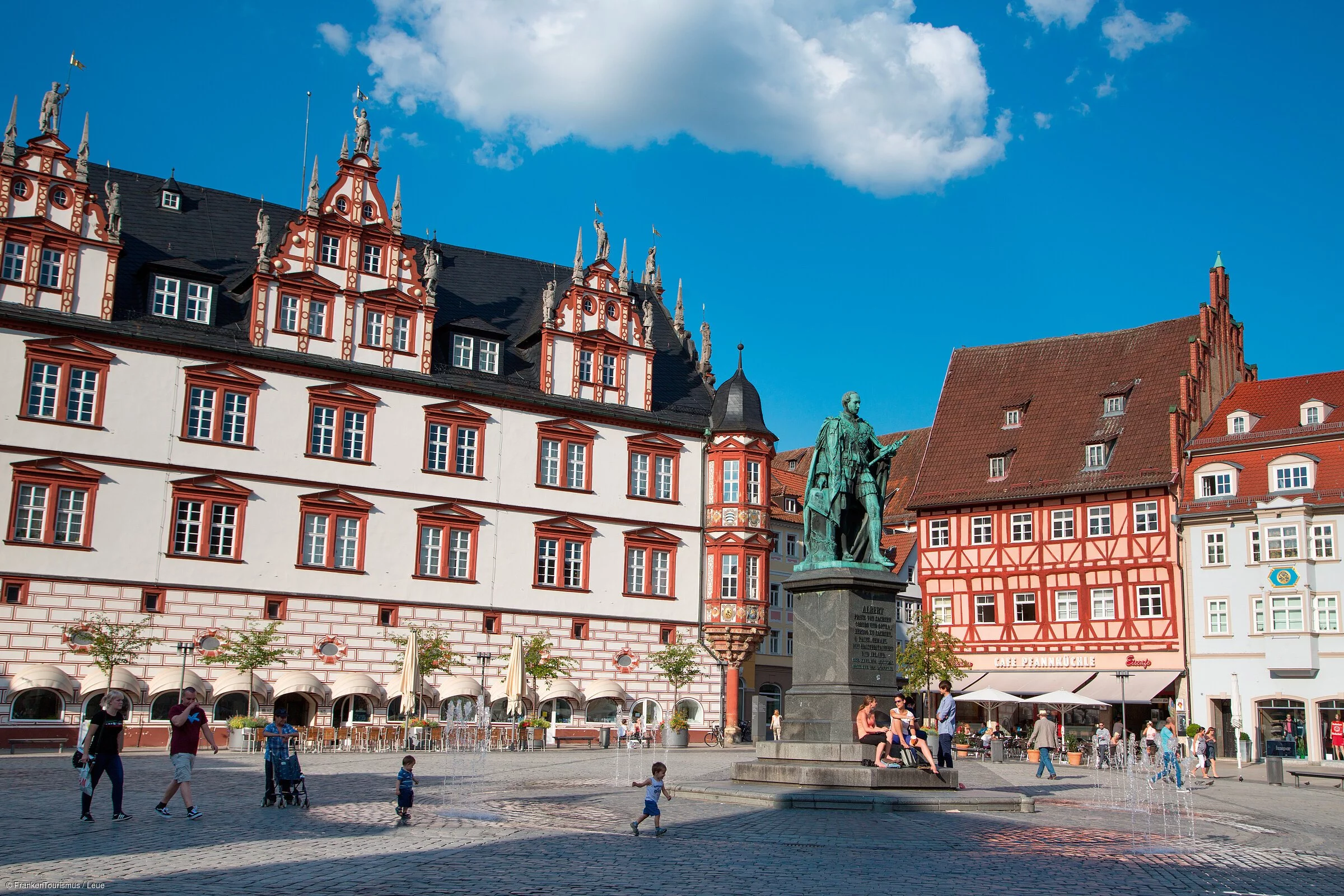 Marktplatz Coburg mit Rathaus und Prinz Albert Statue (Coburg, Coburg.Rennsteig)