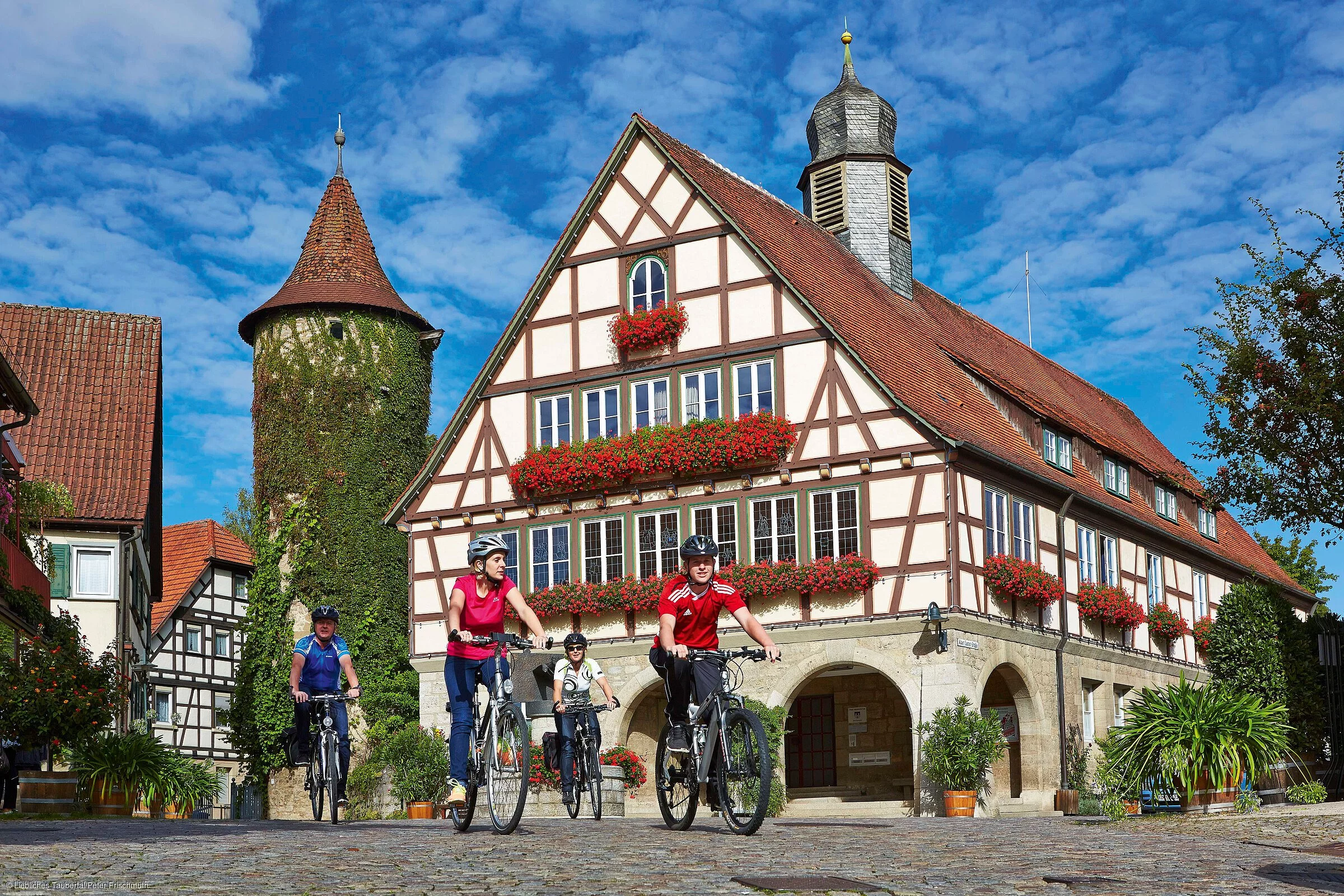 Radfahrer vor dem Rathaus (Liebliches Taubertal)