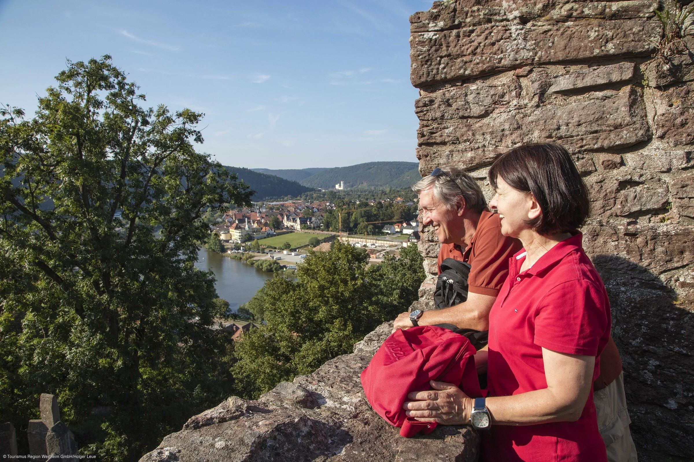 Wanderer auf Burg Wertheim (Wertheim, Liebliches Taubertal)