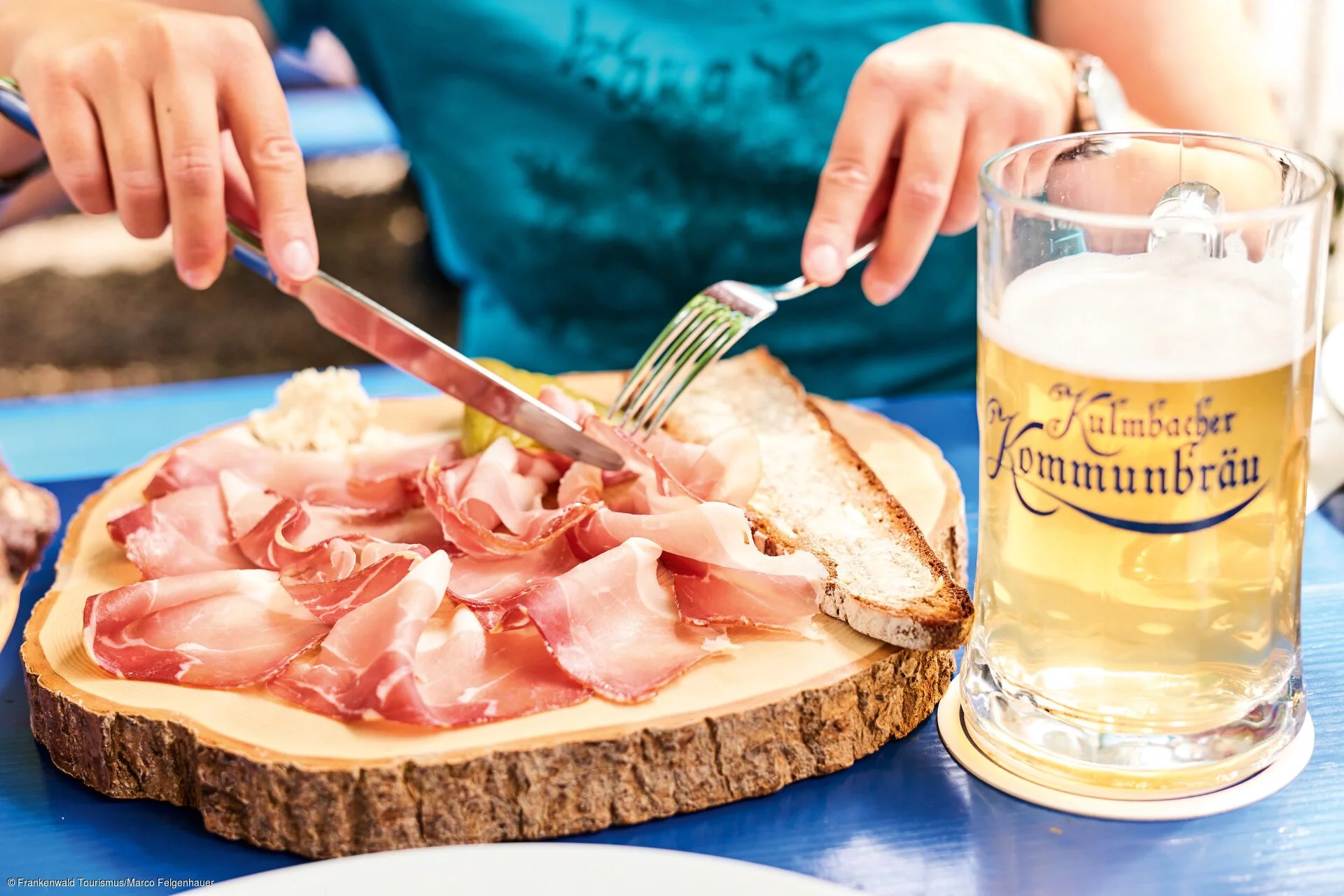 Schinkenplatte mit frischem Bauernbrot (Frankenwald)