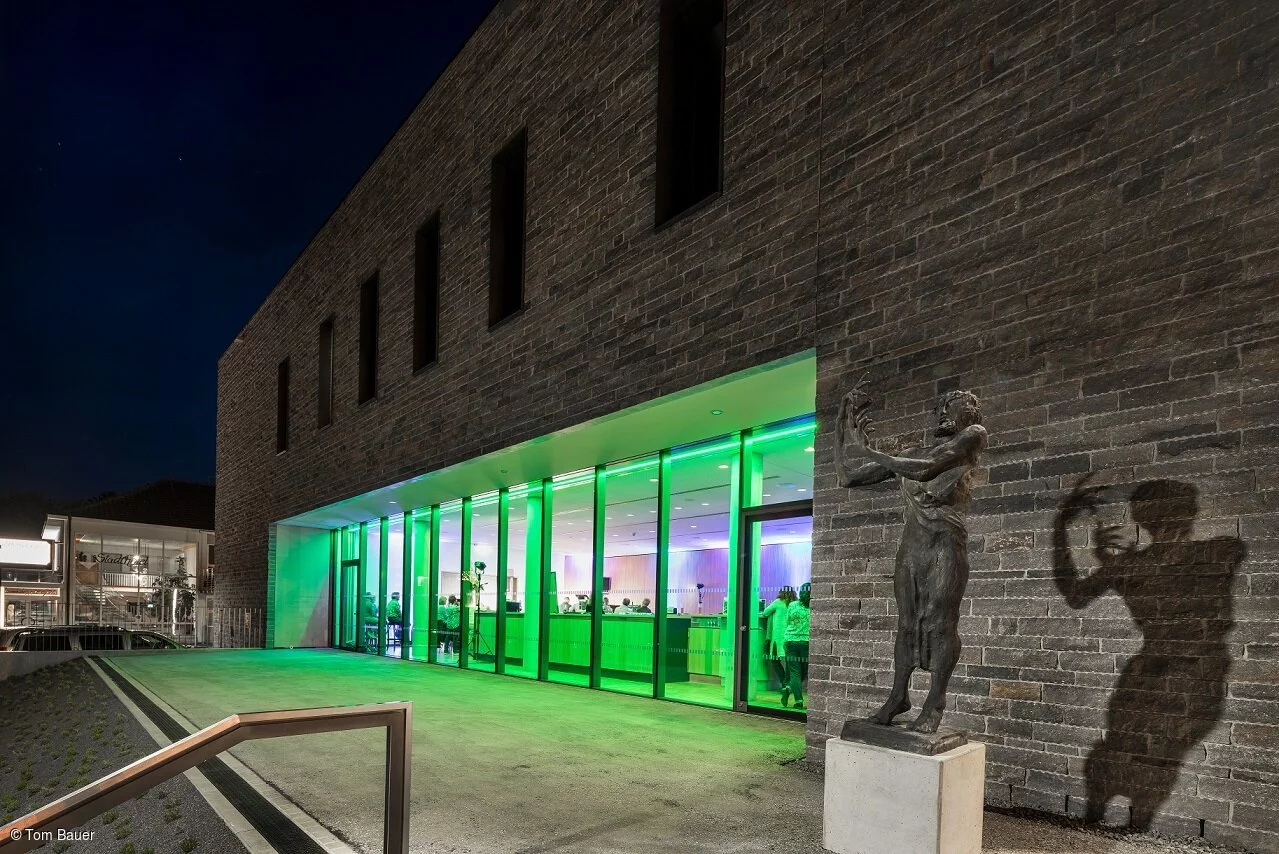 Stadthalle bei Nacht (Bad Neustadt, Rhön)