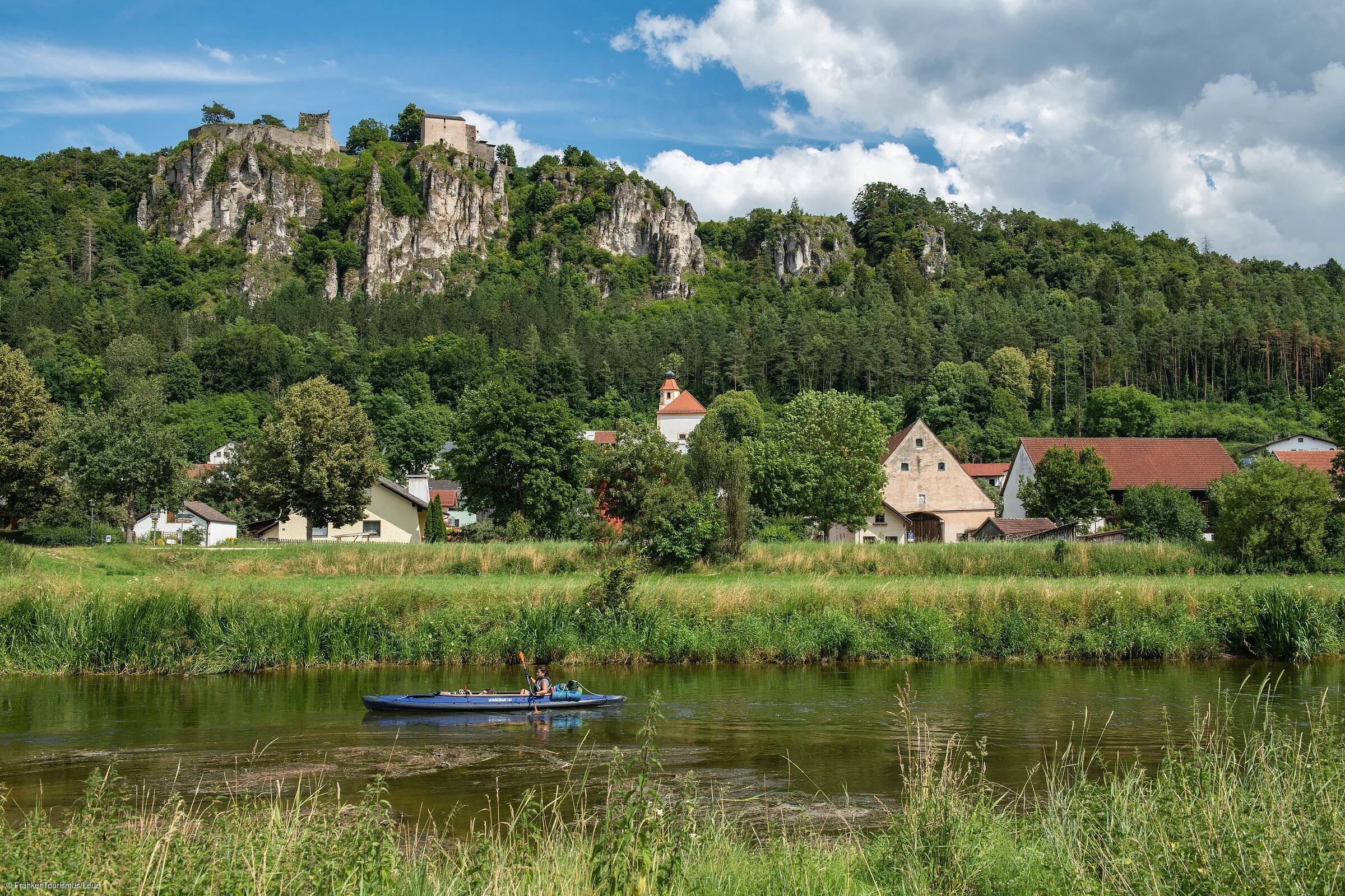 Burgruine Schloss Arnsberg mit Kanufahrer auf der Altmühl (Kipfenberg/Naturpark Altmühltal)