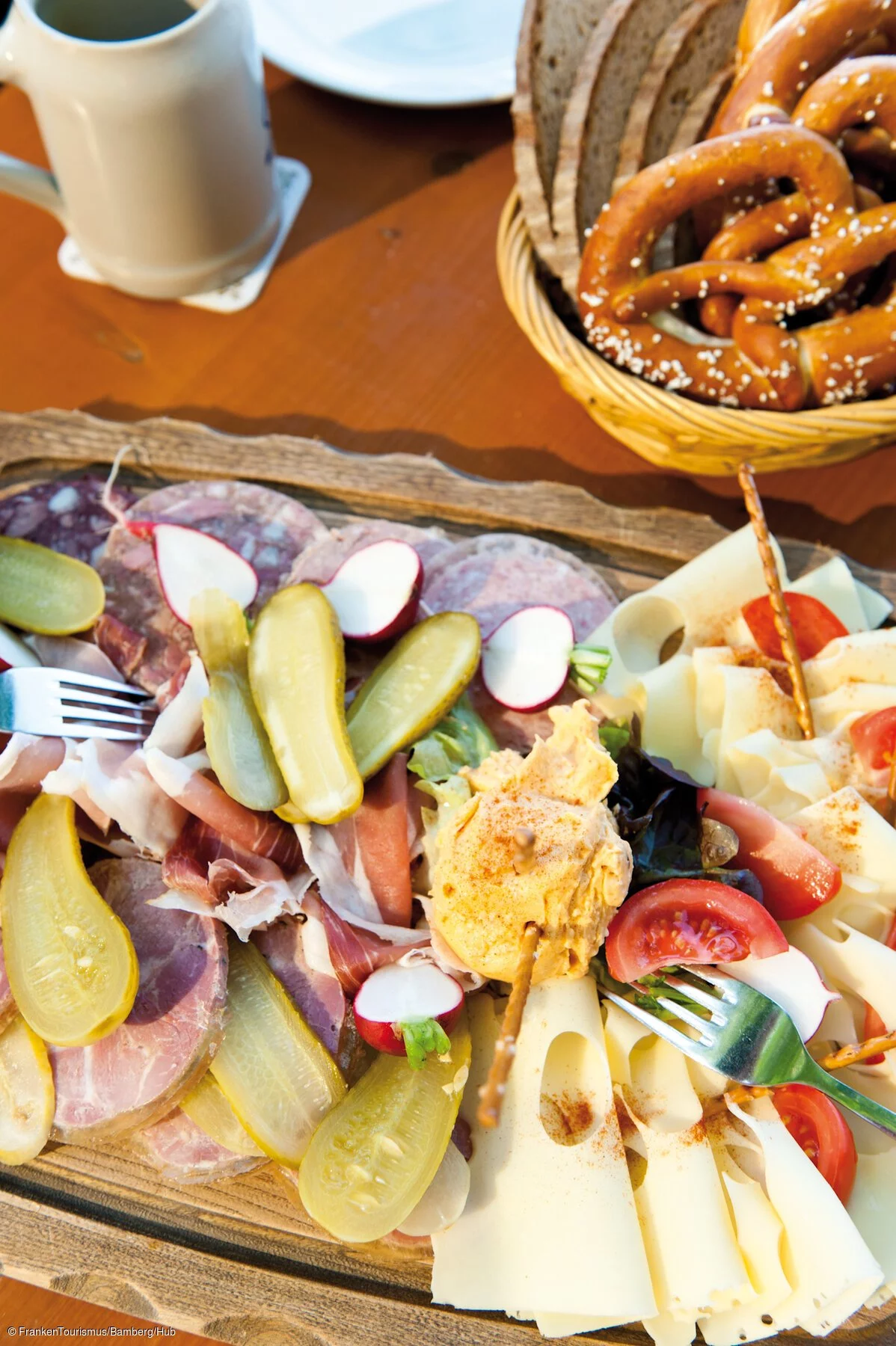 Brotzeit auf dem Spezial-Keller (Bamberg, Steigerwald)