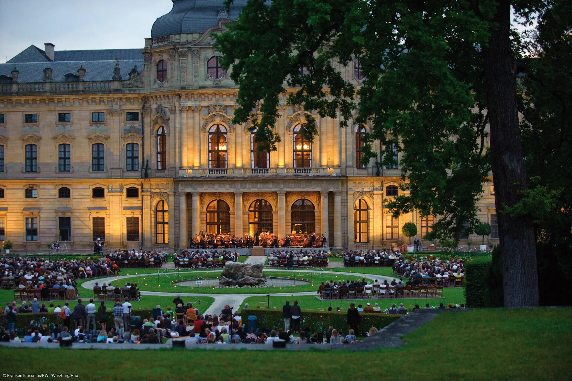 "Kleine Nachtmusik" im Hofgarten der Residenz (Würzburg, Fränkisches Weinland)